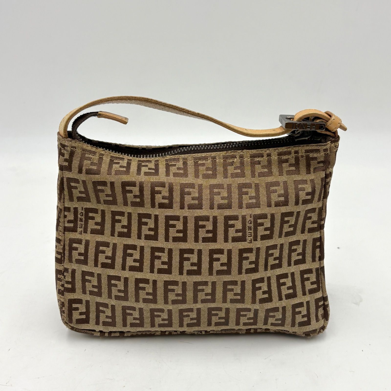 【FENDI】ズッキーノ柄 ポーチ フェンディFFロゴ ベージュ FENDI フェンディ ズッキーノ柄 アクセサリーポーチ ハンドバッグ