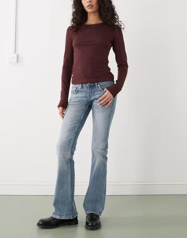 ウィークデイ レディース ボトムス デニムパンツ ジーンズ Weekday Hour flared jeans in mid blue wash Gloria Blue ブルー
