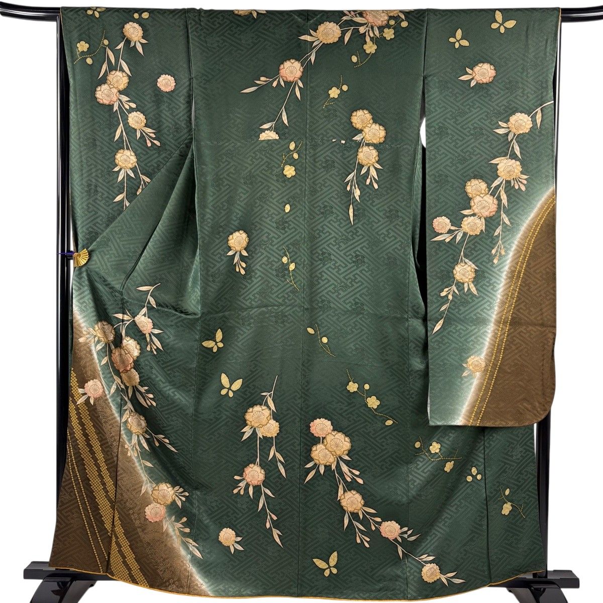 正絹　淡い緑の刺繍付き総絞り　小紋　未着用　仕付け糸付き　着丈１５９cm 振袖 身丈161.5cm 裄丈66.5cm M 袷 桜 疋田 刺繍 染め分け 深緑 正絹