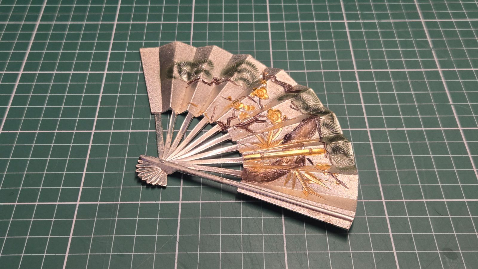 金属製 扇 置物 松竹梅 金彩 飾り扇 扇子型 レリーフ