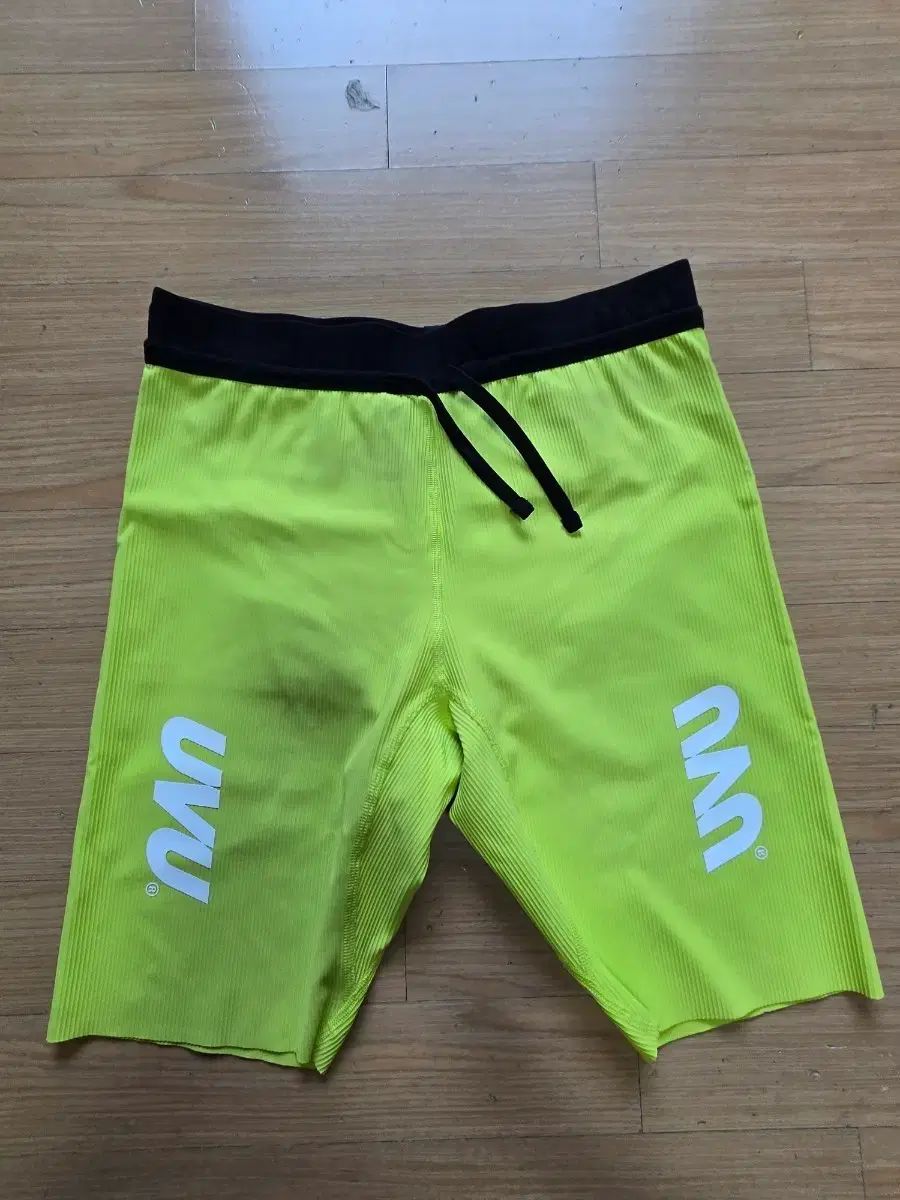 UVU ハーフ タイツ 蛍光 ミディアム サイズ 出品 13,653円