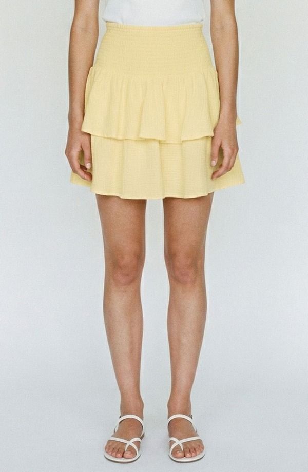 ヴェロモーダ レディース ボトムスカート ティアード ミニ シャーリング VERO MODA Natali Tie red Smocked Waist Miniskirt PALE BANANA