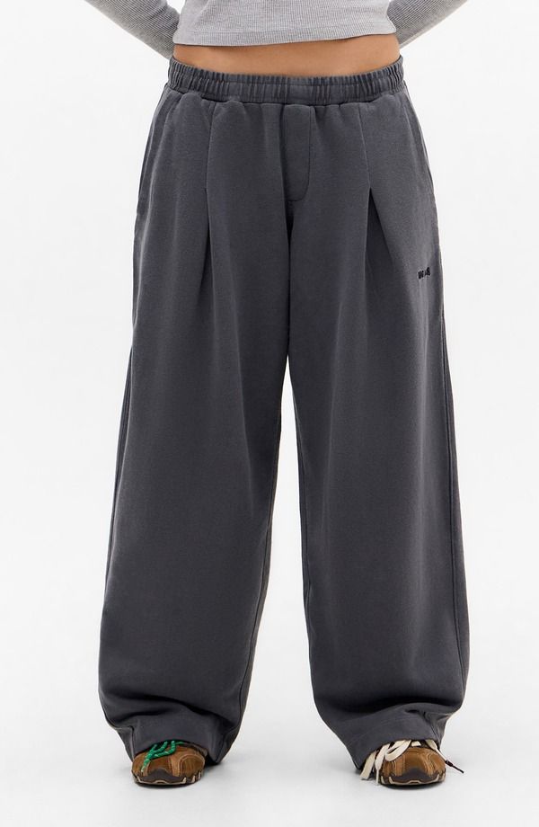 アーバンアウトフィッターズ レディース ボトムス カジュアルパンツ プリーツ コットン BDG Urban Outfitters Bobbi Pleated Cotton Pants CHARCOAL