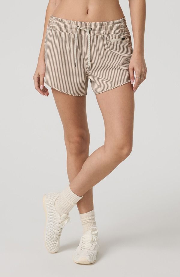 ビュオーリ レディース ボトムス ハーフパンツ・ショーツ ショートパンツ Vuori Clementine 20 Shorts COVE STRIPE HICKORY ストライプ