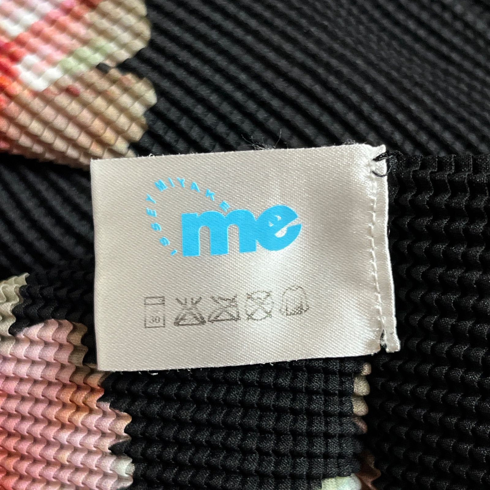 美品】me ISSEY MIYAKE フラワーフェイス プリーツトップス ブラック