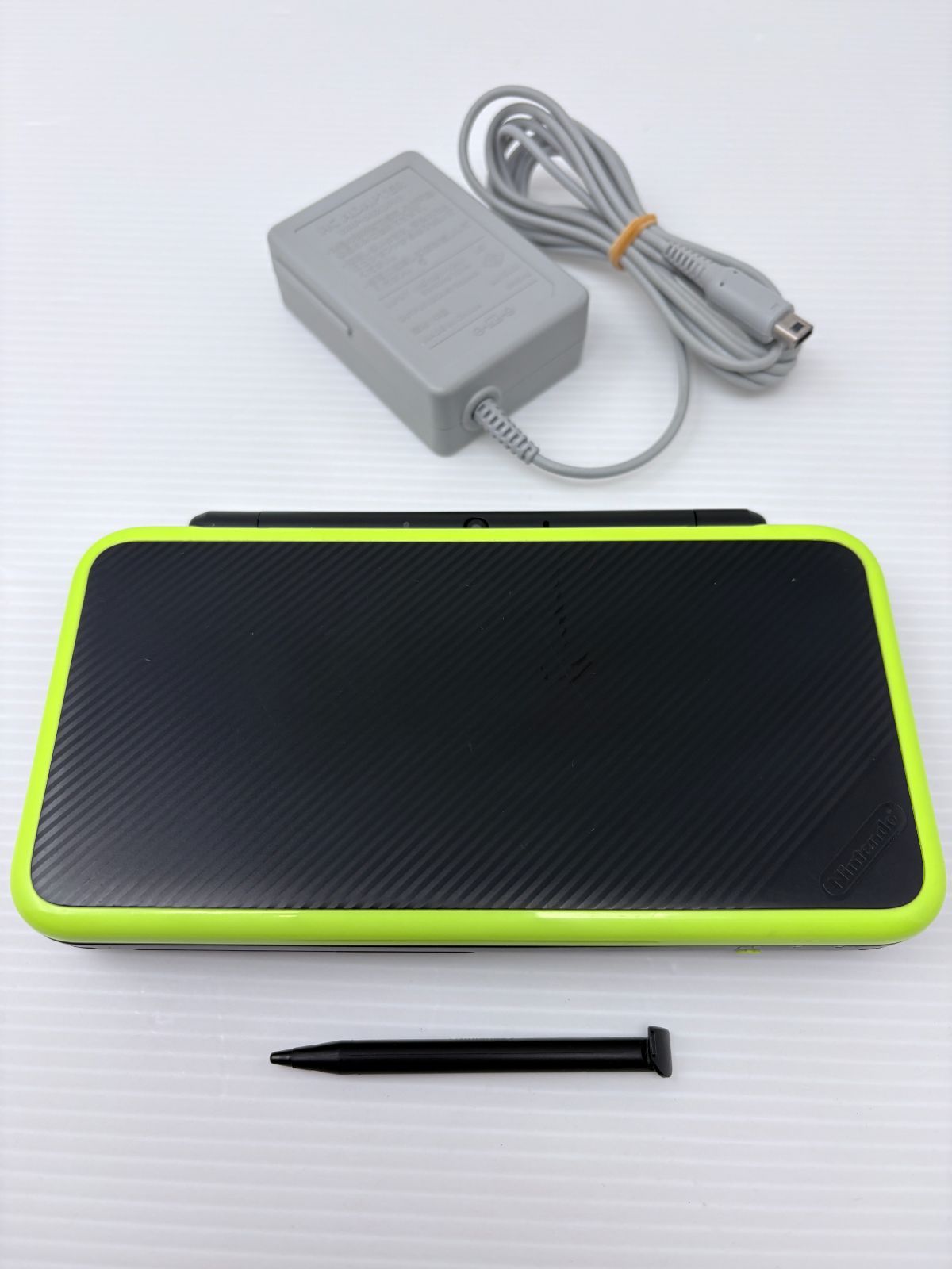 【画面美品・アダプタ付き】New ニンテンドー 2DS LL ブラック×ライム 本体