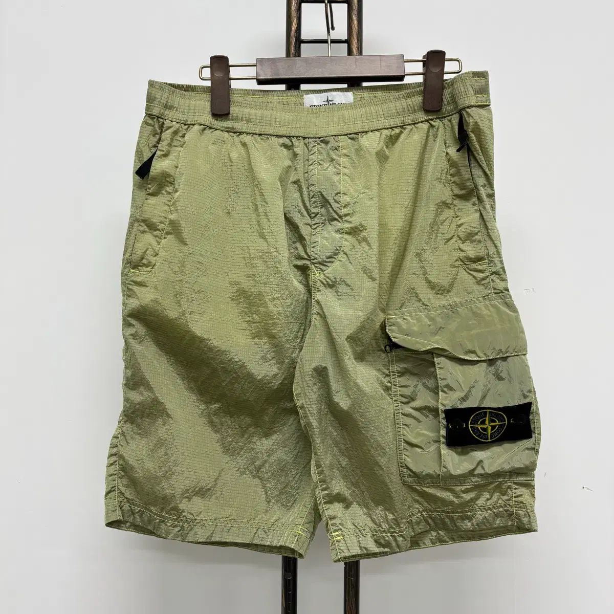 32 STONE ISLAND ストーンアイランド ナイロンメタル ハーフパンツ