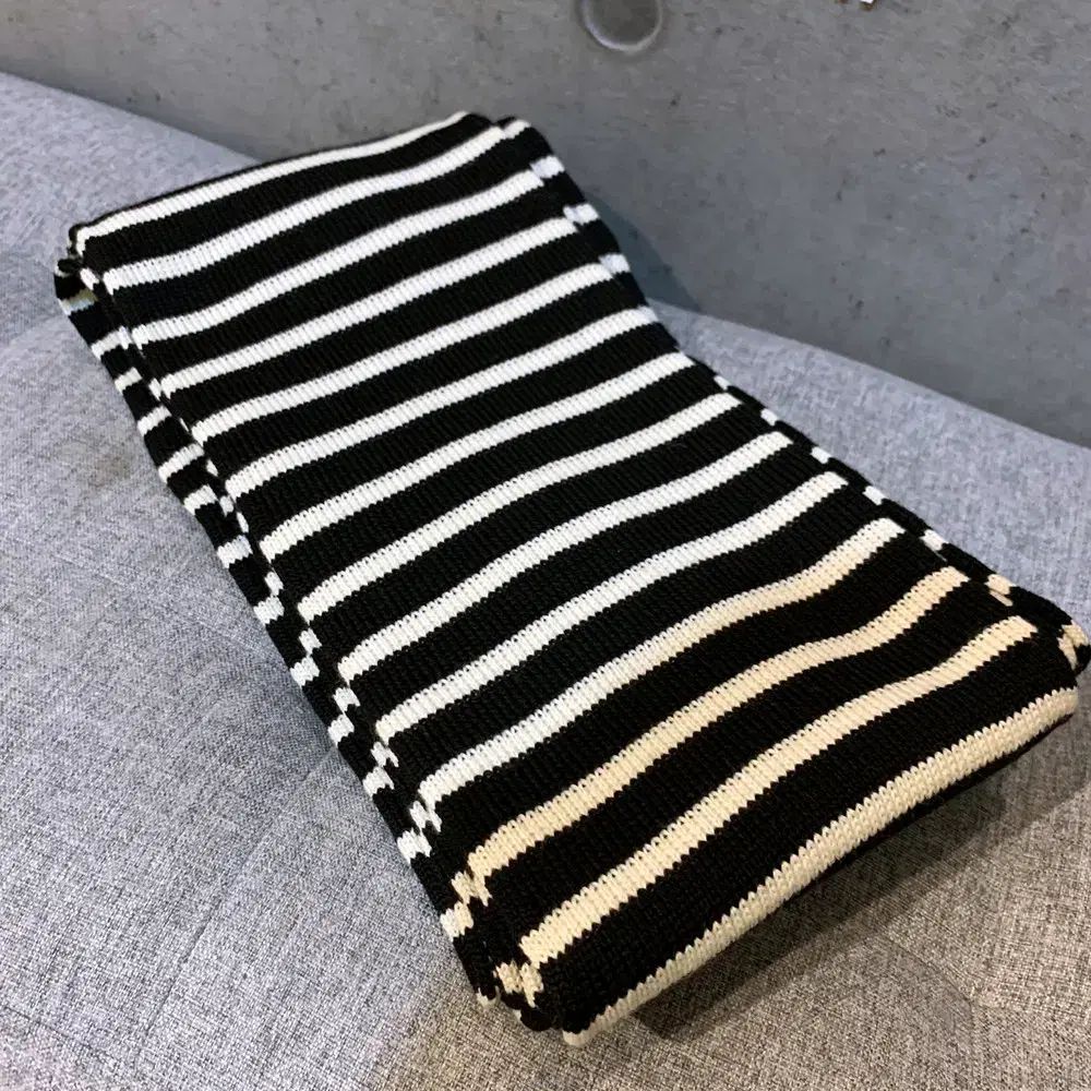 Saint Laurent サンローラン ストライプ マフラー 黒/白 韓国国内택 392961-C082823