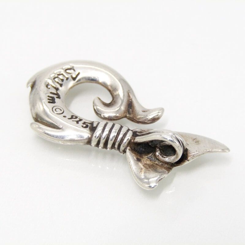 美品 BILL WALL LEATHER × BEAMS ビルウォールレザー ペンダント WHALE TALE HOOK PENDANT SMALL ビームス別注 トップ  28012960 美品 BILL WALL LEATHER × BEAMS ビルウォールレザー ペンダント WHALE
