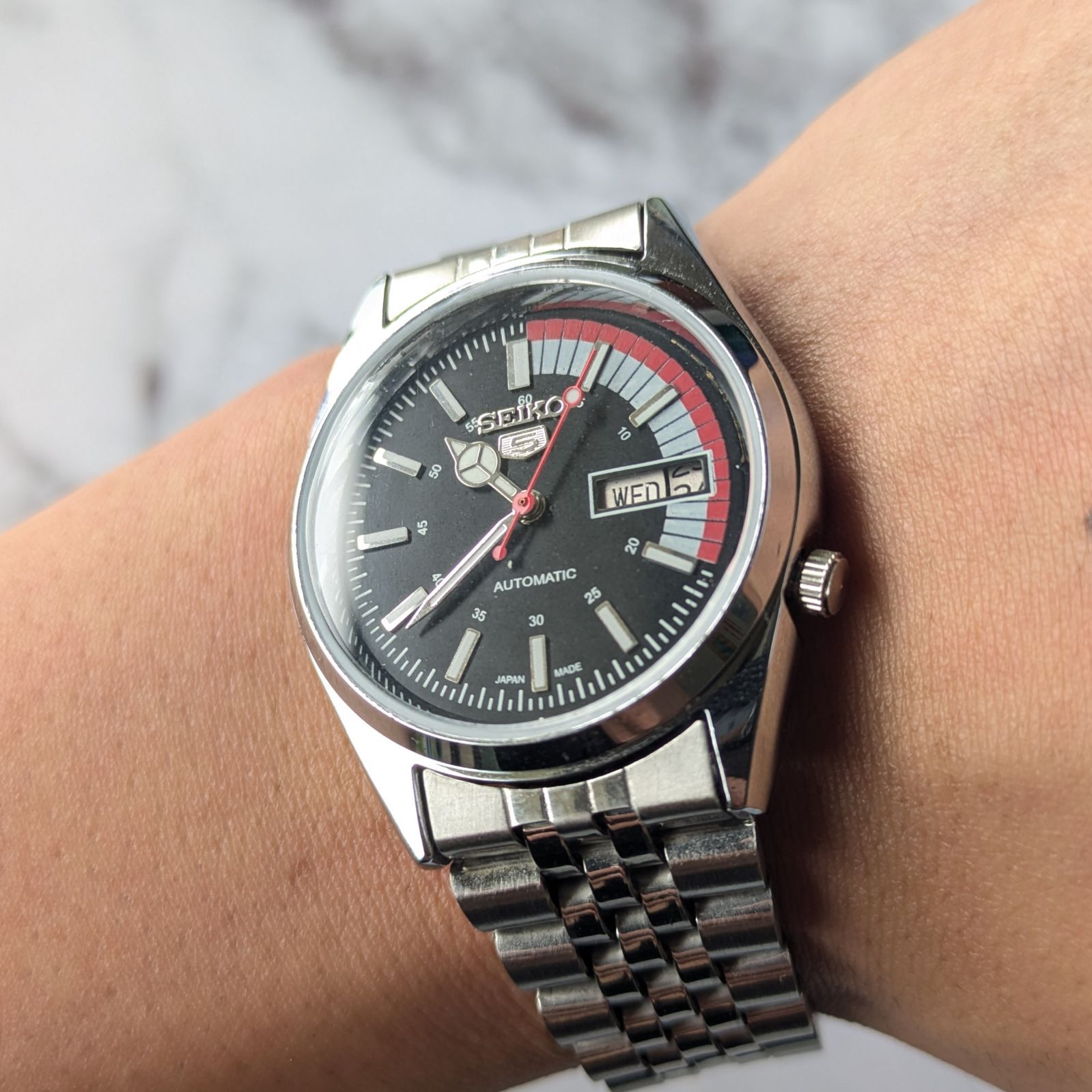 SEIKO 5 自動巻き コンビ デイデイト 裏スケ クラシックデザイン SEIKO セイコー5 自動巻き ヴィンテージ ブラック文字盤 バー