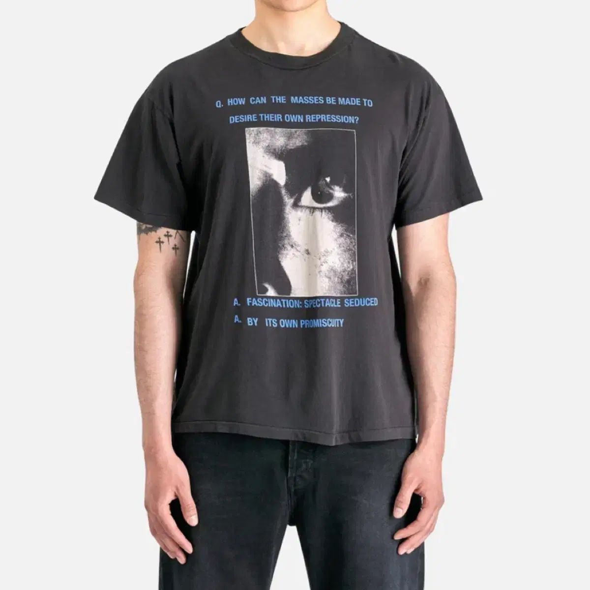 M ERD ideology materialized Tシャツ