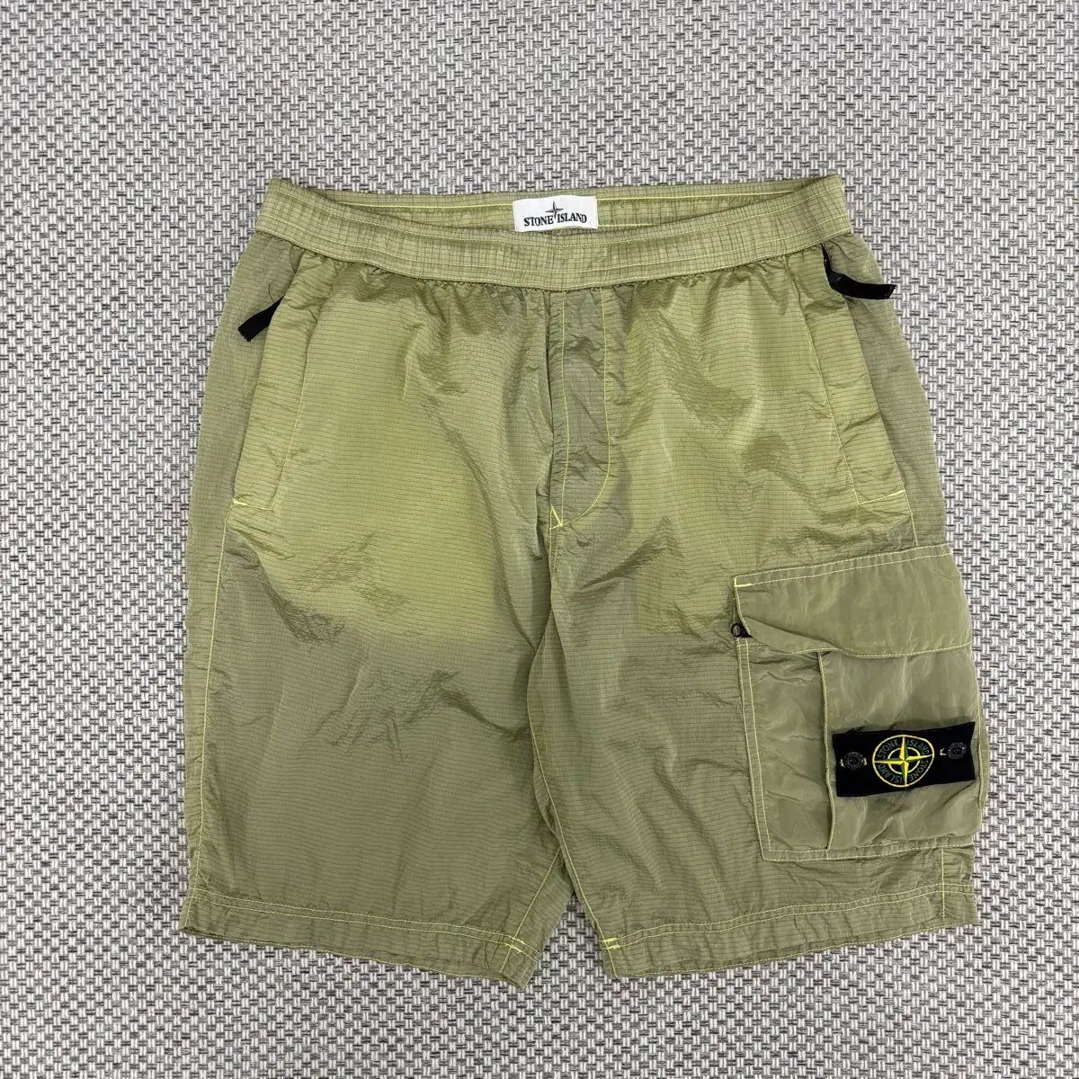 32 STONE ISLAND ストーンアイランド ナイロンメタル ハーフパンツ