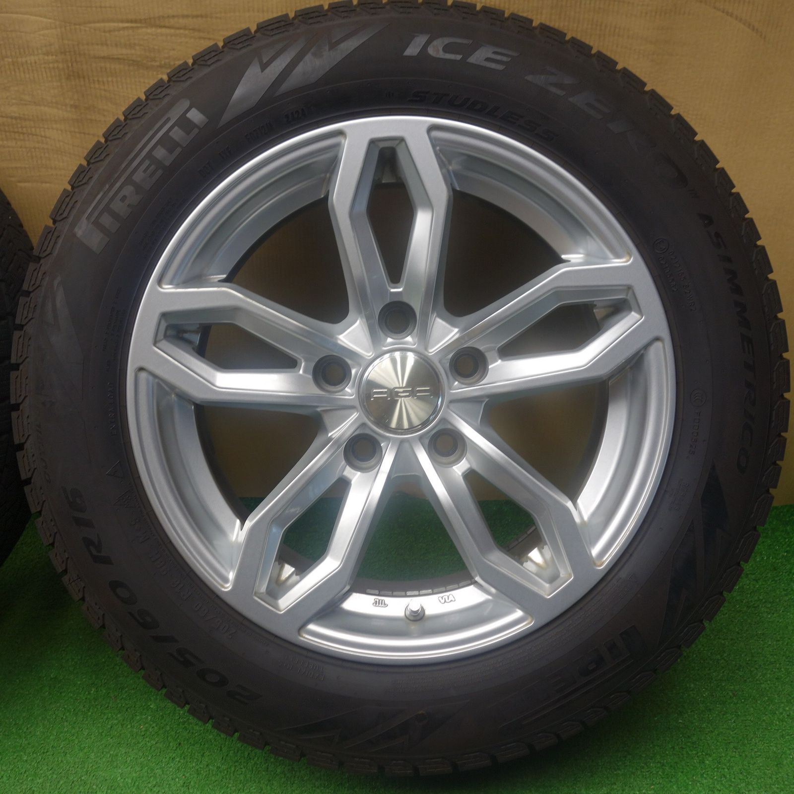 バリ溝！24年！キレイ！9分◎BMW 等 AGA Welt 205/60R16 スタッドレス 