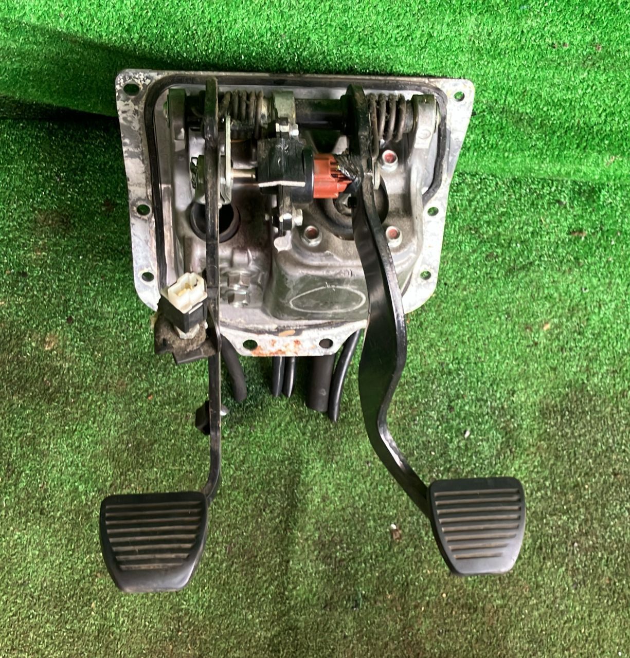 クラッチマスターシリンダー　クラッチペダル　ブレーキペダル　一式 　ISUZU フォワード　TKG-FRR90T2　 H27年　 C-8-11-6556