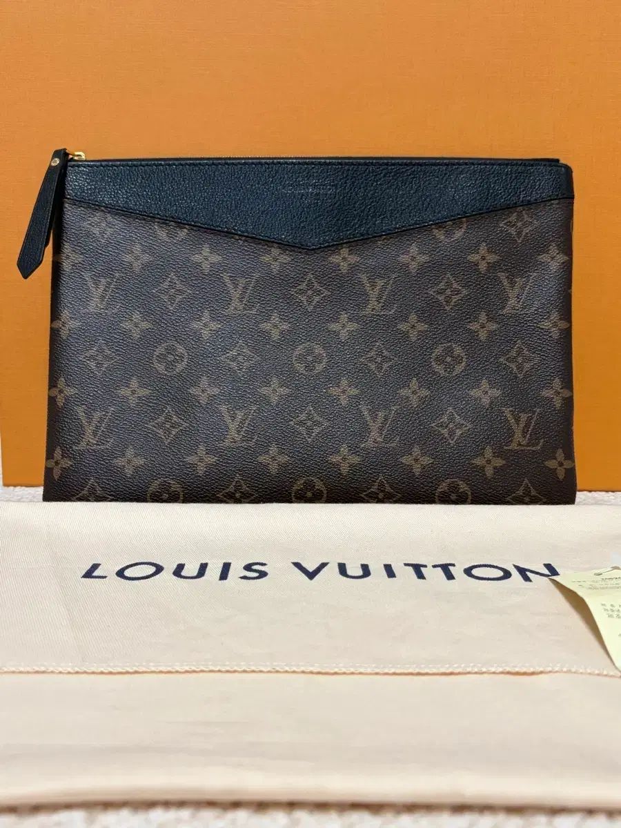 ルイヴィトン デイリー ポーチ モノグラム ブラック 47,972円