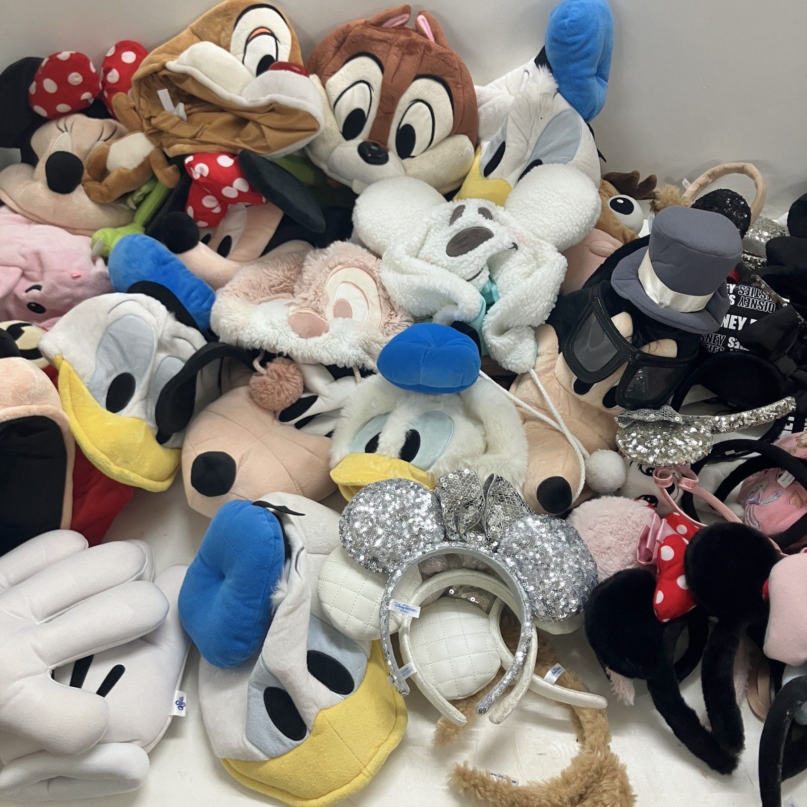 ◆ Disney ディズニー 約50点 まとめ商品 ファンキャップ カチューシャ サングラス ポーチ 被り物など