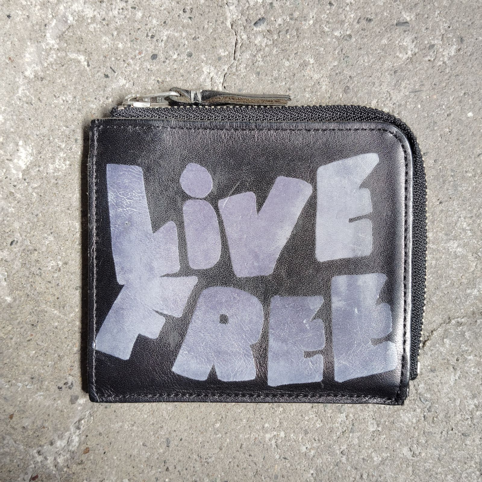 COMME des GARCONS 財布　L字　プリント　LIVE FREE COMME des GARCONS メッセージプリント L字ウォレット 財布 LIVE FREE