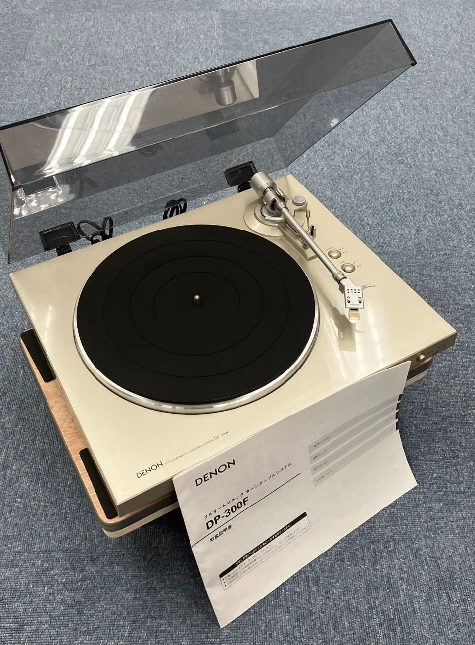 H022-SA4-310 DENON デノン FULLY AUTOMATIC TURNTABLE レコードプレーヤー DP-300F オーディオ機器 家電 ※回転動作確認済み