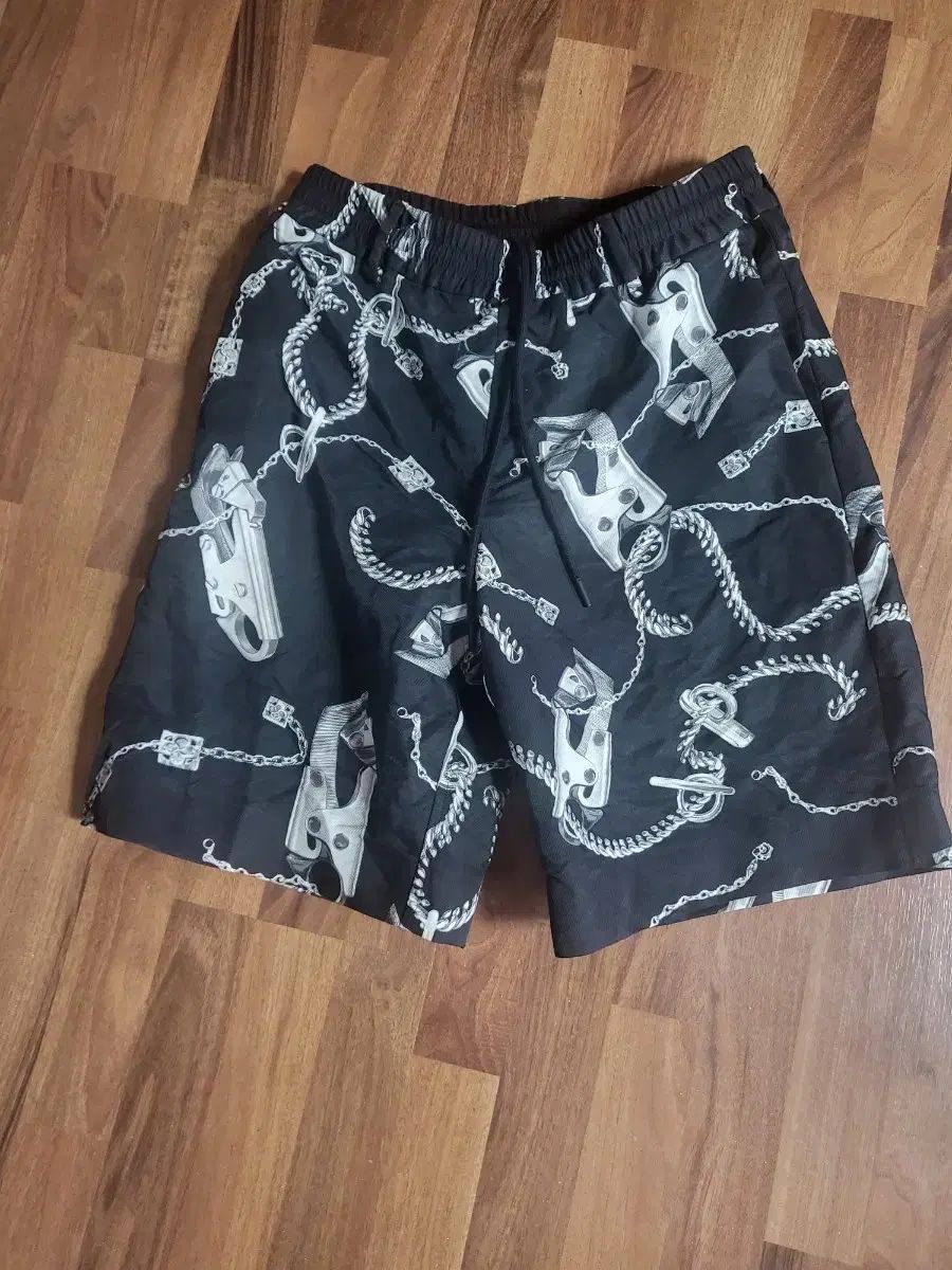 バーバリー ブラックシルバー メンズハーフパンツ 30-31 出品 40,287円