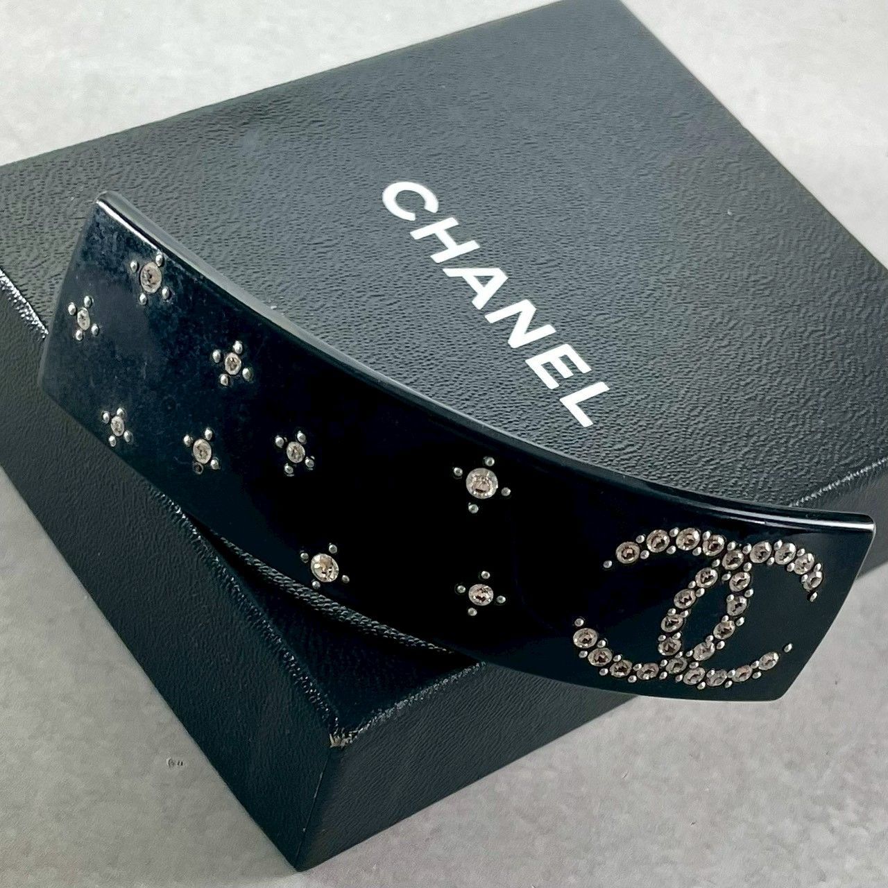 人気✨CHANEL シャネル ラインストーンバレッタ ココマーク ブラック シルバー ビジュー 箱付き 結婚式 フォーマル 式典　セレモニー