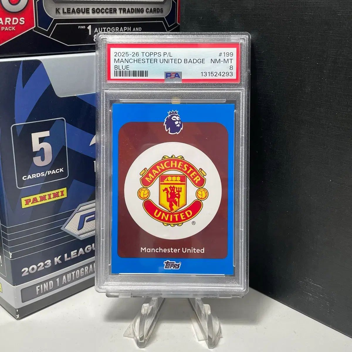 2526 TOPPS MANCHESTER UNITED FC(マンチェスター・ユナイテッドFC) ロゴ ブルー PSA8