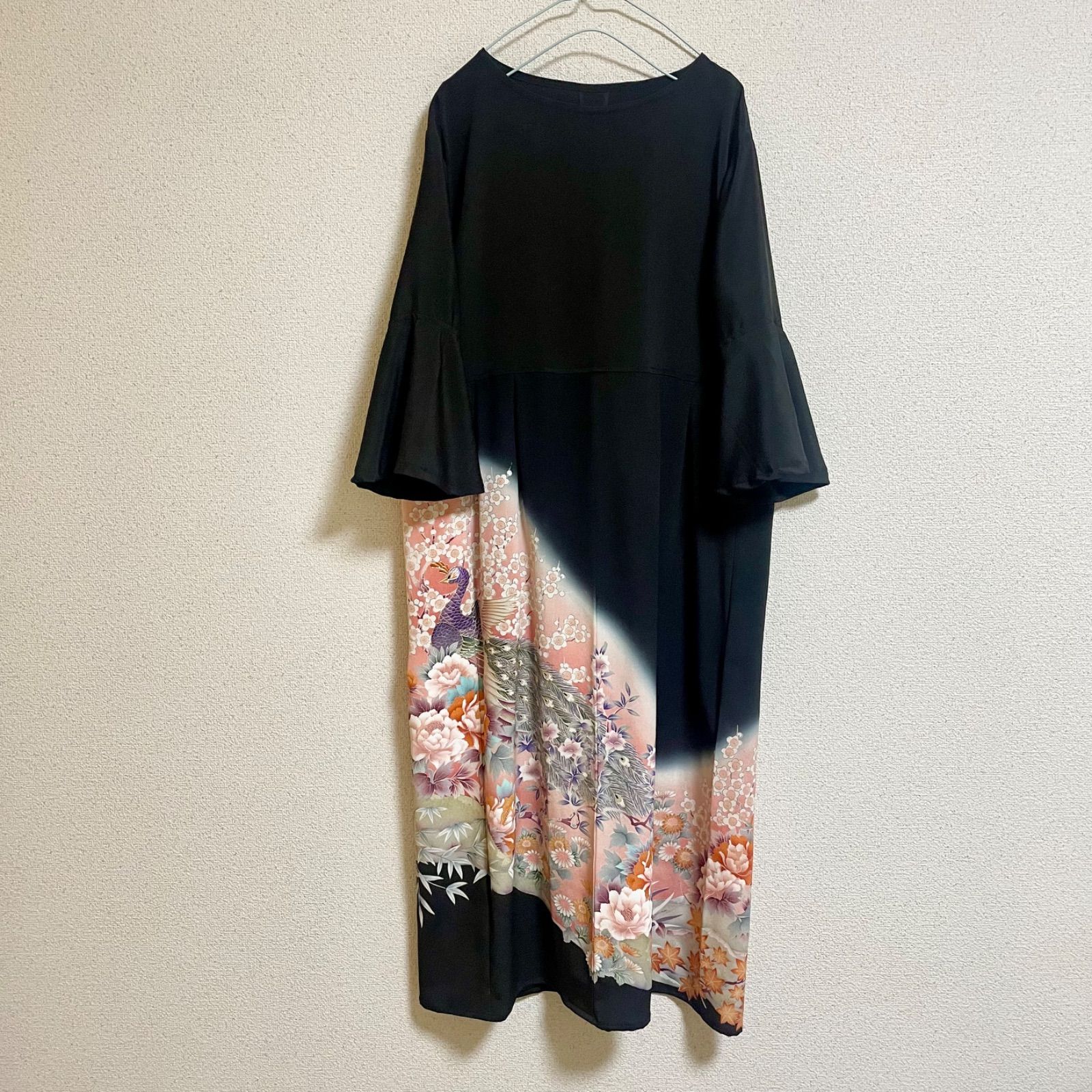 着物リメイクワンピース3772 一点物 着物リメイク ロングワンピース ドレス 黒留袖 正絹 孔雀花文