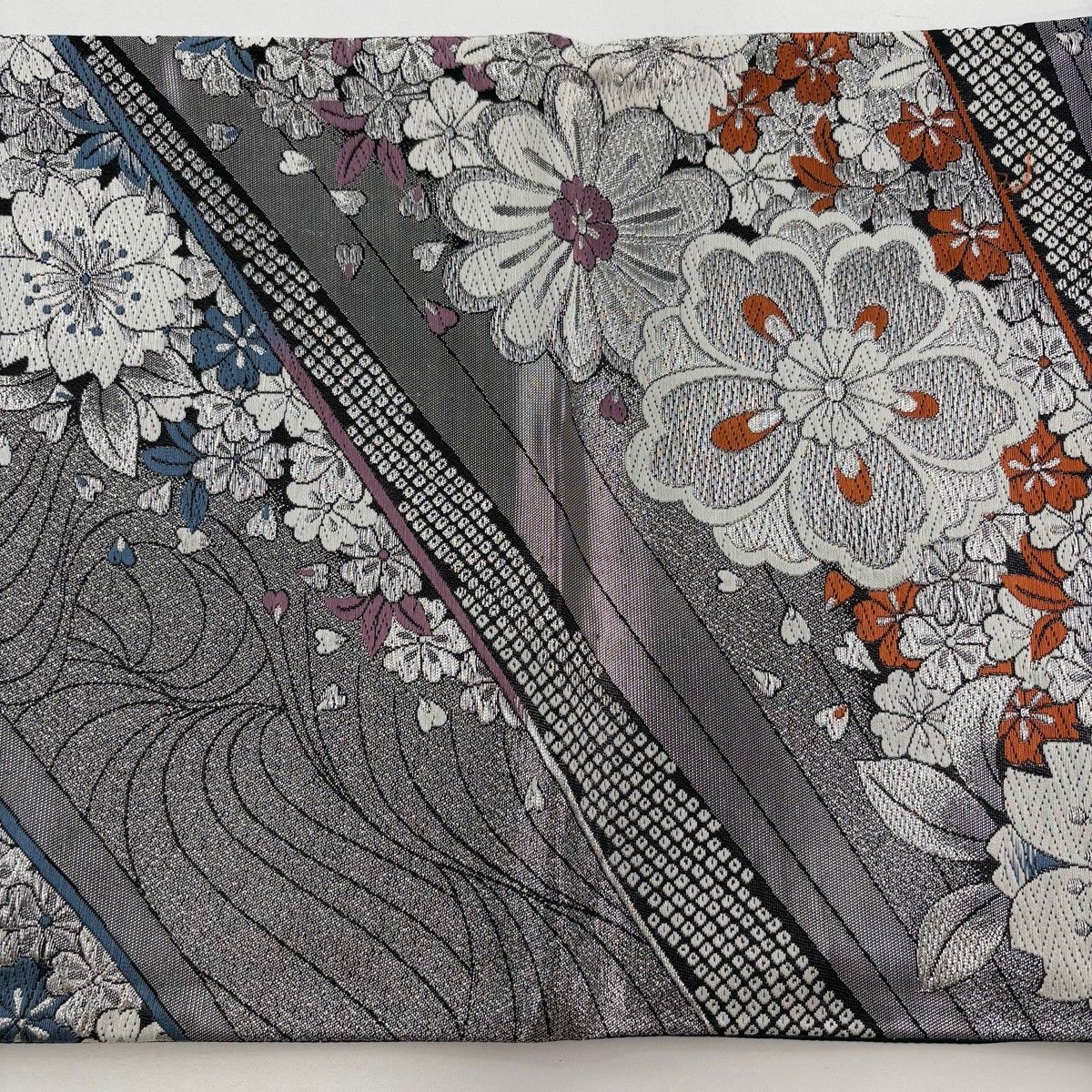 袋帯 秀品 振袖向き 桜 桜の花びら 箔 金銀糸 銀色 六通 正絹 【中古