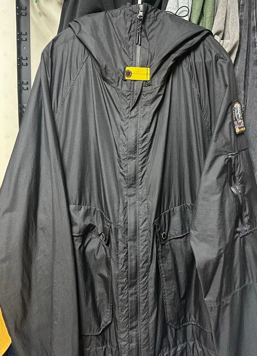 PARAJUMPERS(パラジャンパーズ)のウィンドブレーカーです。ＸＬサイズ PARAJUMPERS パラジャンパーズ ブラック ウィンドブレーカー