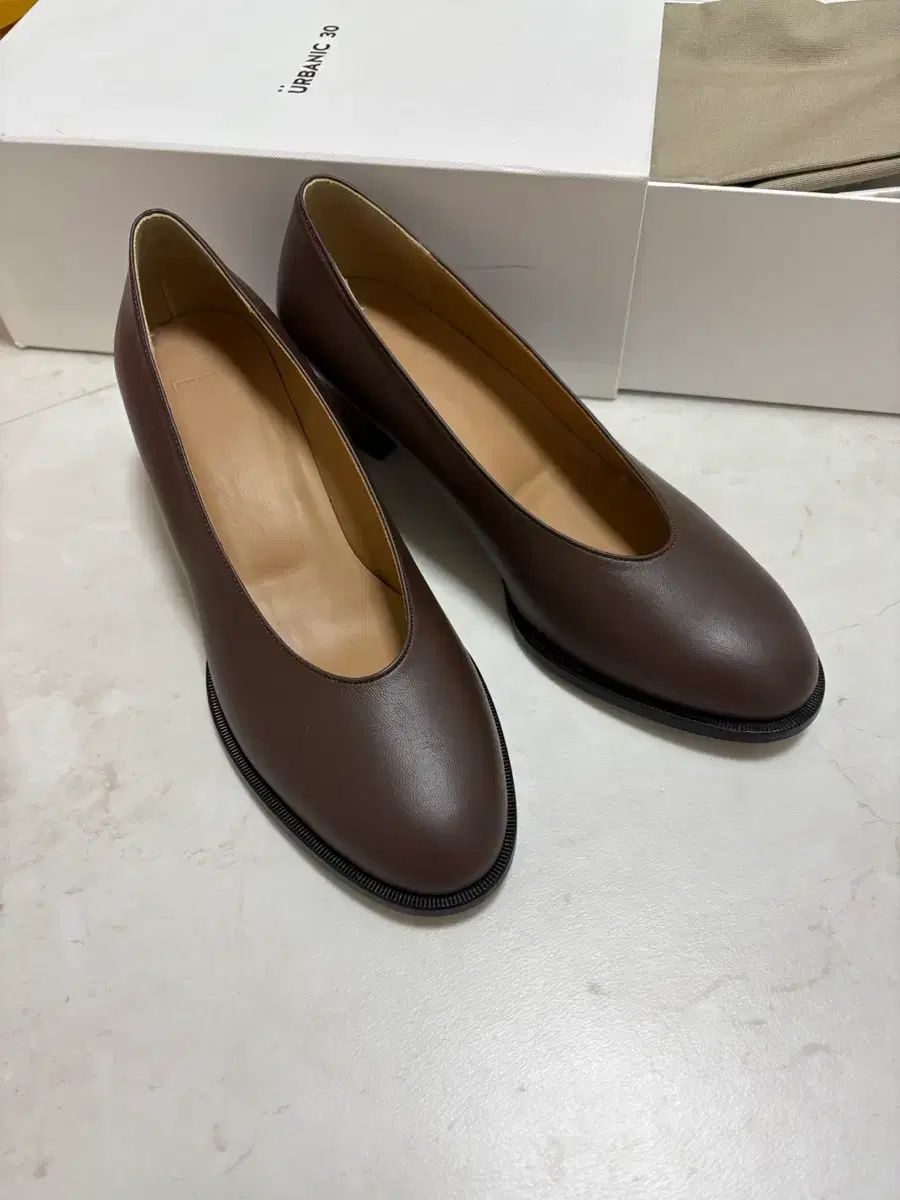 Urbanic30 アーバニック30 ラウンドパンプス ブラウン 250 新品 ヒール urbanic30 靴 10,828円