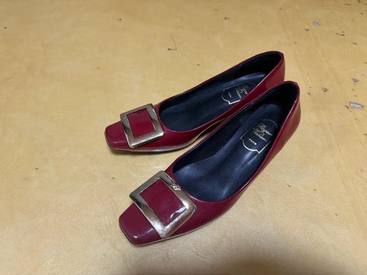 Roger Vivier(ロジェ・ヴィヴィエ) フラット シューズ バーガンディ 靴 37 韓国国内 240 14,306円