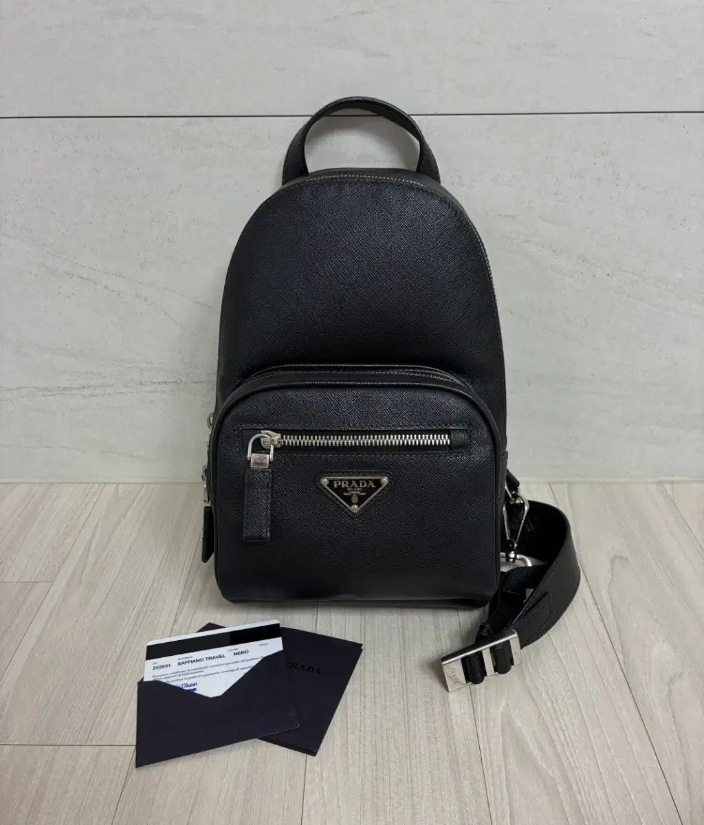 PRADA プラダ サフィアーノ スリングパック バックパック ブラック