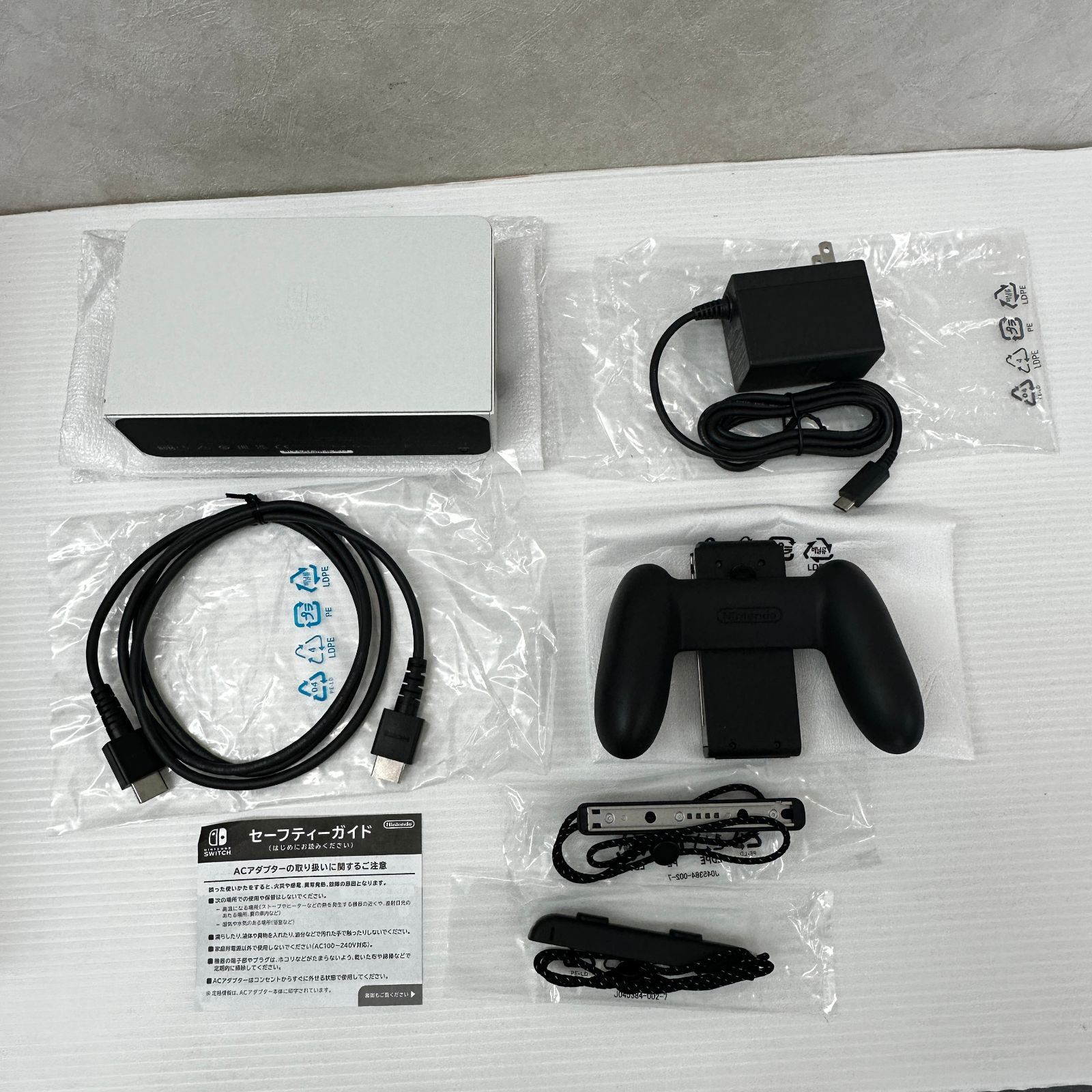 ① Nintendo Switch（有機ELモデル） Joy-Con(L)/(R) ホワイト 中古品