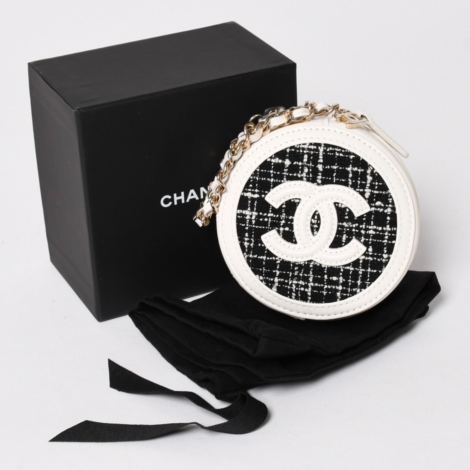 新品同様品 CHANEL シャネル ラウンドチェーンポーチ ココマーク ランダム番台 ブラック ホワイト ツイード レザー シルバー金具 中古 4a004469 新品同様品 CHANEL シャネル ラウンドチェーンポーチ ココマーク
