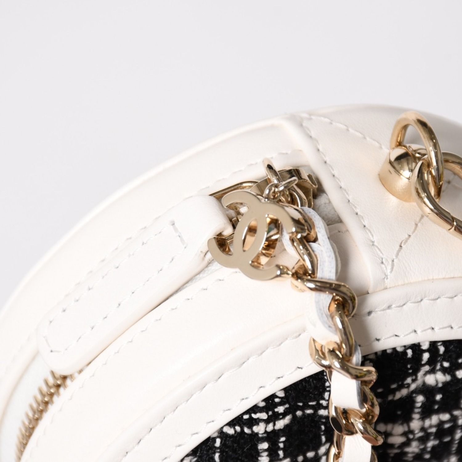 新品同様品 CHANEL シャネル ラウンドチェーンポーチ ココマーク