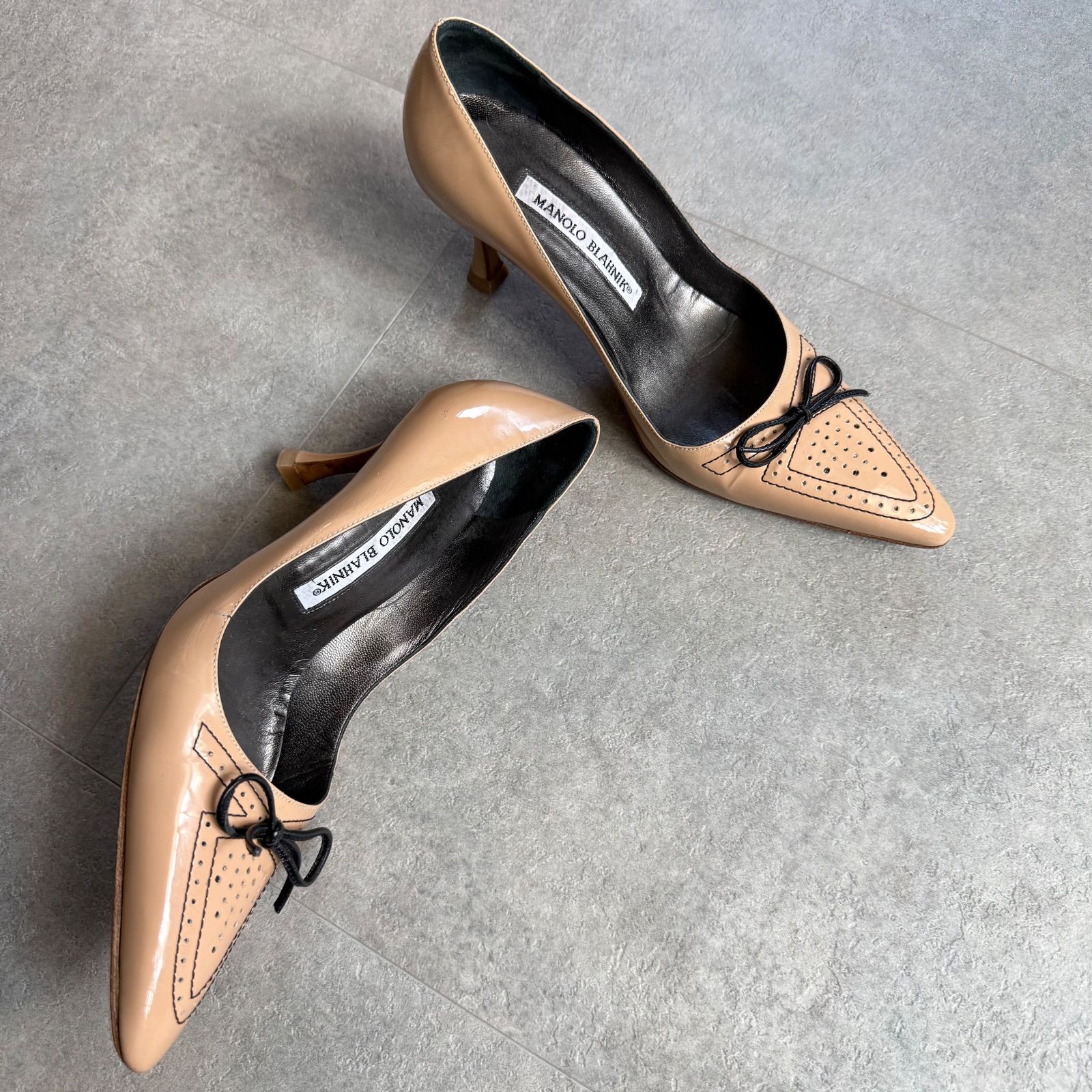 MANOLO BLAHNIK マノロブラニク パンプス パテントレザー リボン