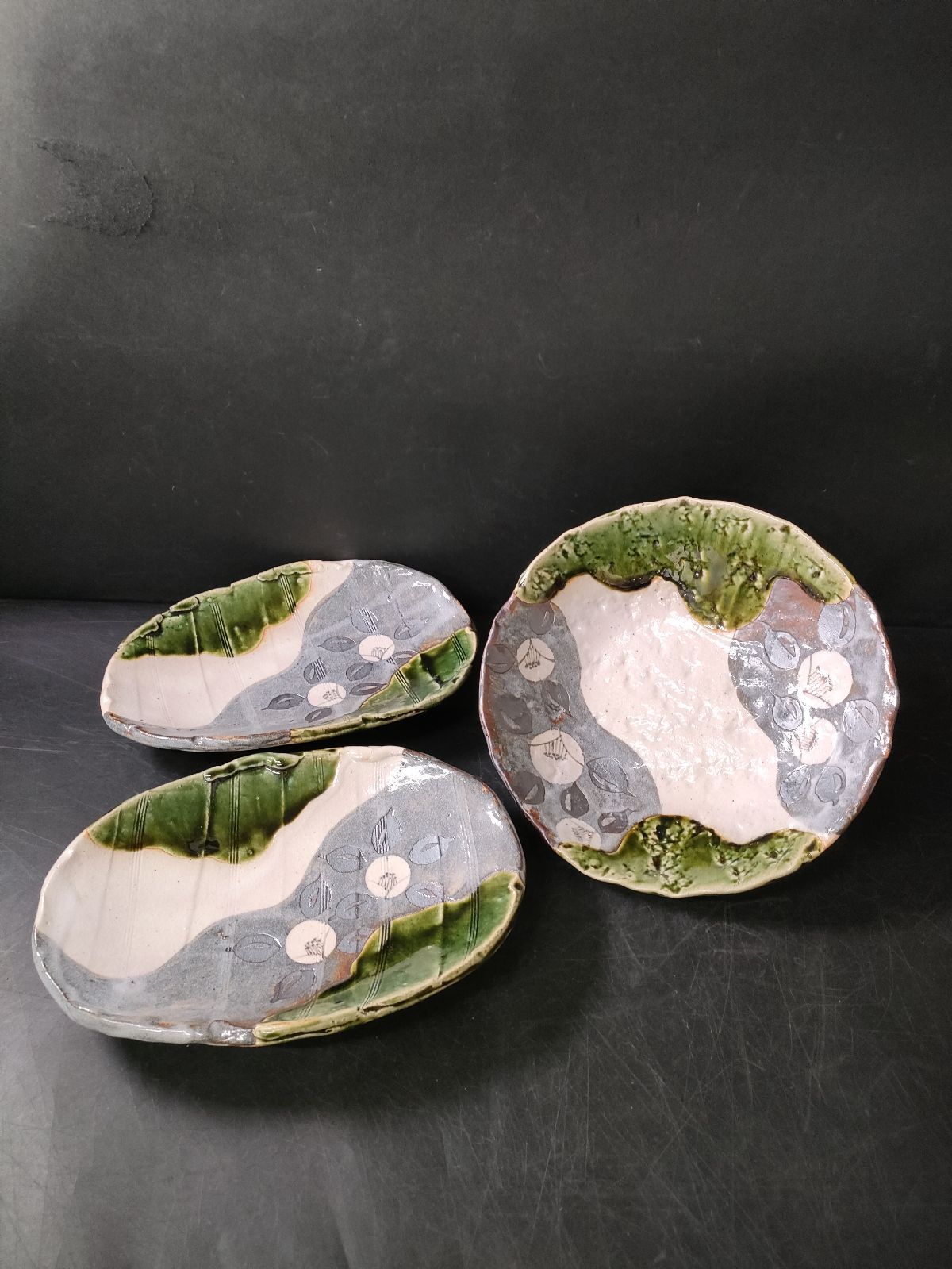 F28-10/Gyokuzan Pottery, Mino Pottery, Tamaki Yasuo Construction, Oribe Tsubaki, 2 Customers, Round Platter, Approx. Φ24cm/Antiques/Mukai/Bowl/Large Bowl/Medium Plate/Plate/Sashimi Plate/Decoration/Confectionery Plate/Japanese Tableware/Western Tableware/Kaiseki Utensils/Kaiseki Cuisine/Folk Art