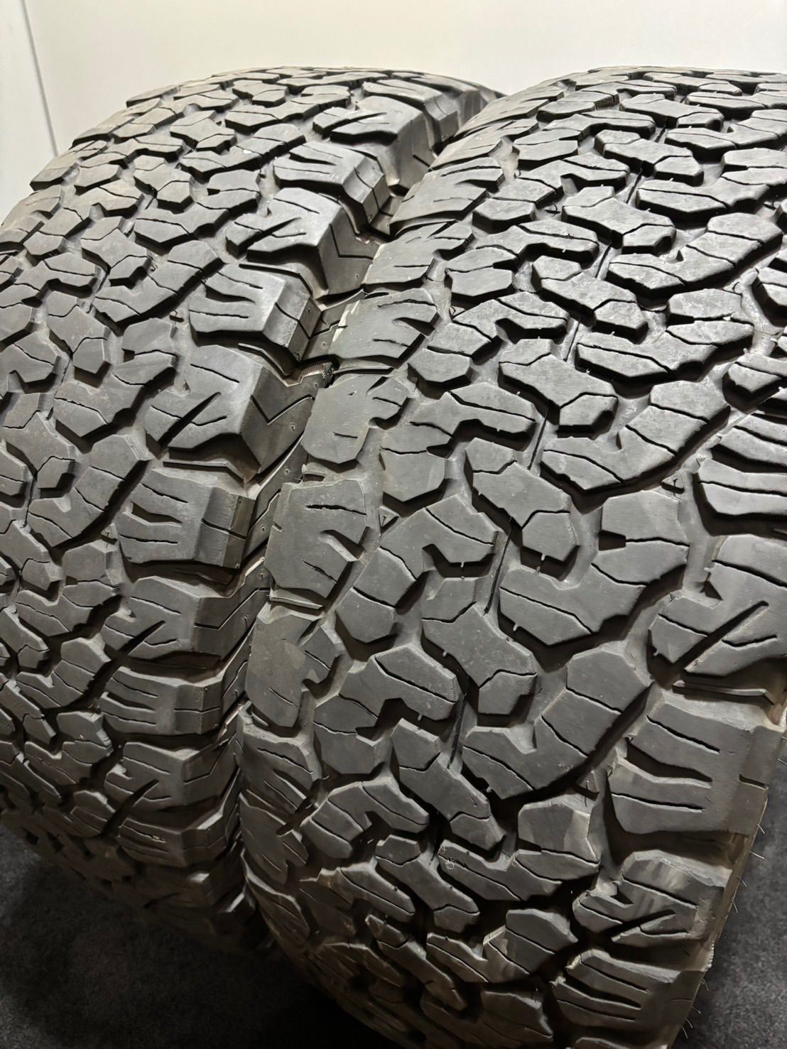 ★LT285/60R18 BFGoodrich/All-Terrain T/A KO2 23年製 夏タイヤ サマータイヤ 2本 ランクル プラド ハイラックス (南10-M759)