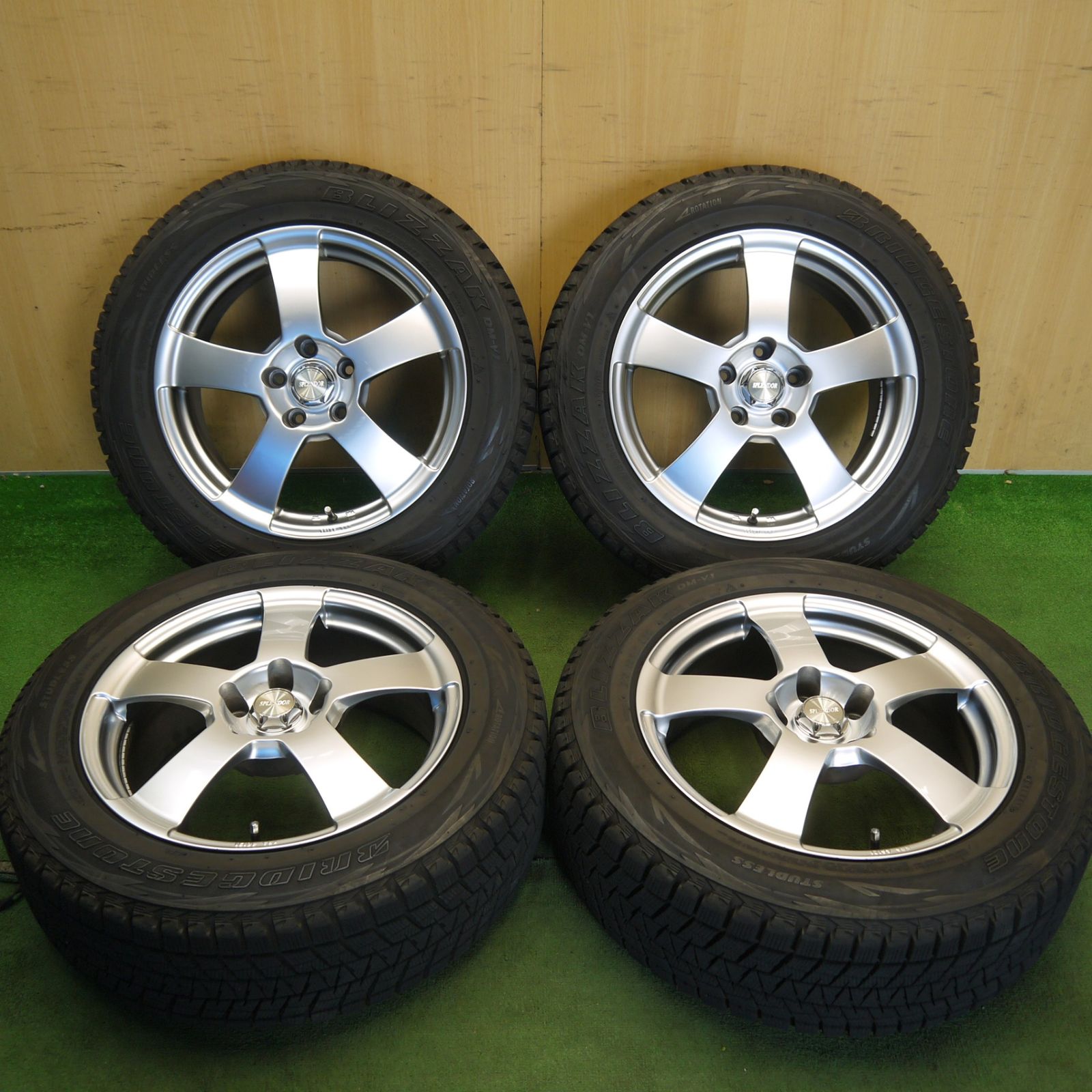 バリ溝！キレイ！9分◎スタッドレス 215/60R17 ブリヂストン ブリザック DM-V1 SPLENDOR スプレンダー 17インチ PCD114.3/5H◎6062307Hス
