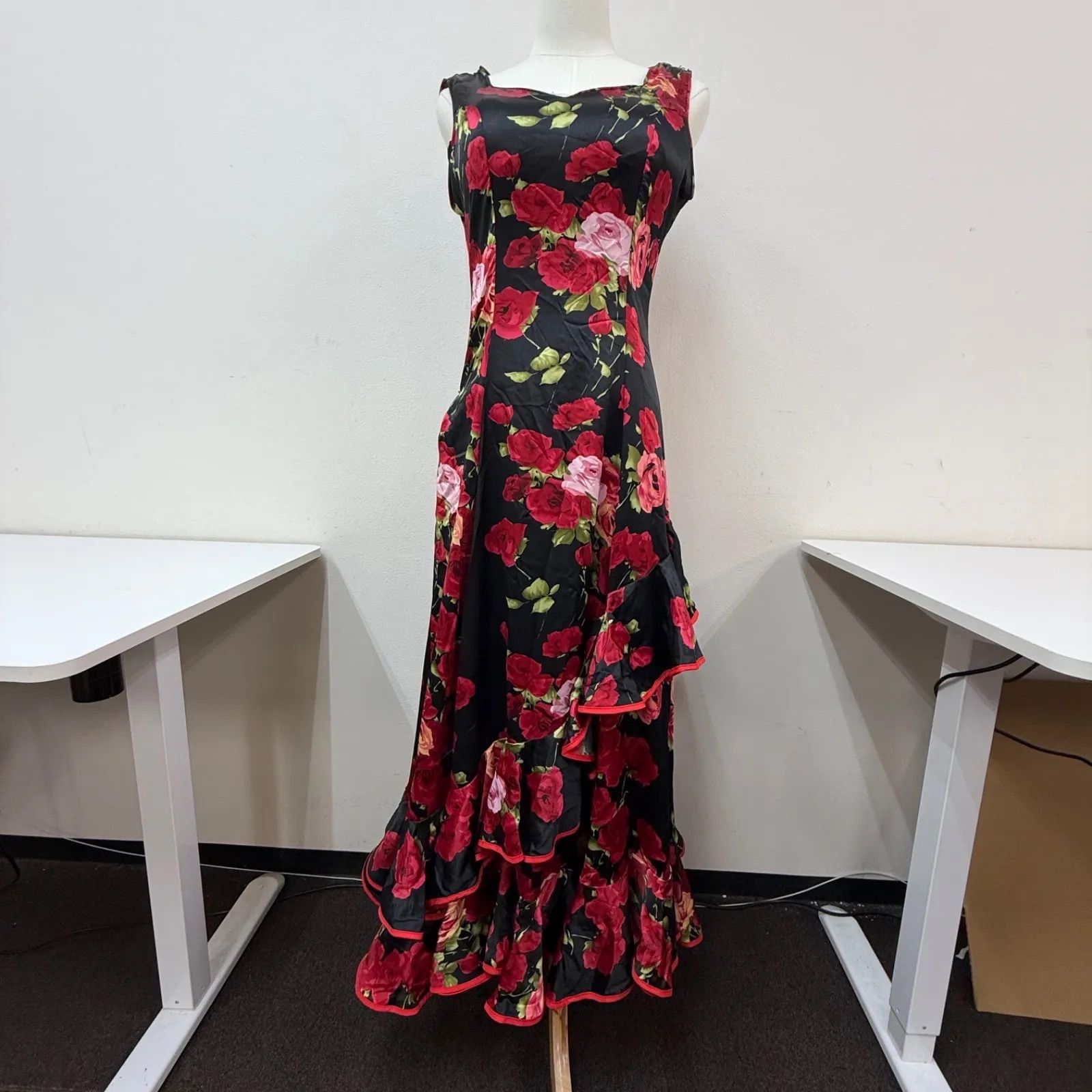 【prima boutique】フラメンコ衣装 ドレス フリル 黒 赤 薔薇柄 バラ ノースリーブ