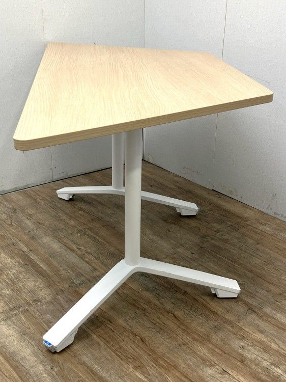 【中古品】コクヨ 台形サイドスタックテーブル TINT-Z1607V-MU1U1 ナチュラル 【中古品】コクヨ 台形サイドスタックテーブル TINT-Z1607V-MU1U1 ナチュラル