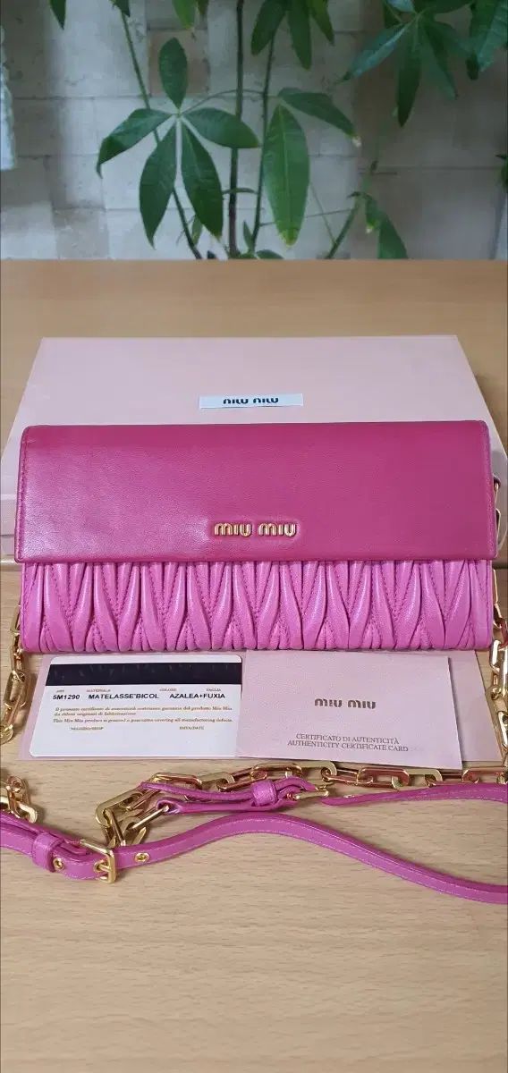 ミュウミュウ マトラッセ クロスバック/長財布 ほぼ新品 正規品 (保証書O)