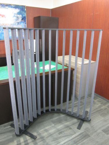 【中古品】コクヨ ストライプルシリーズ ラウンド型自立パーテーション グレー