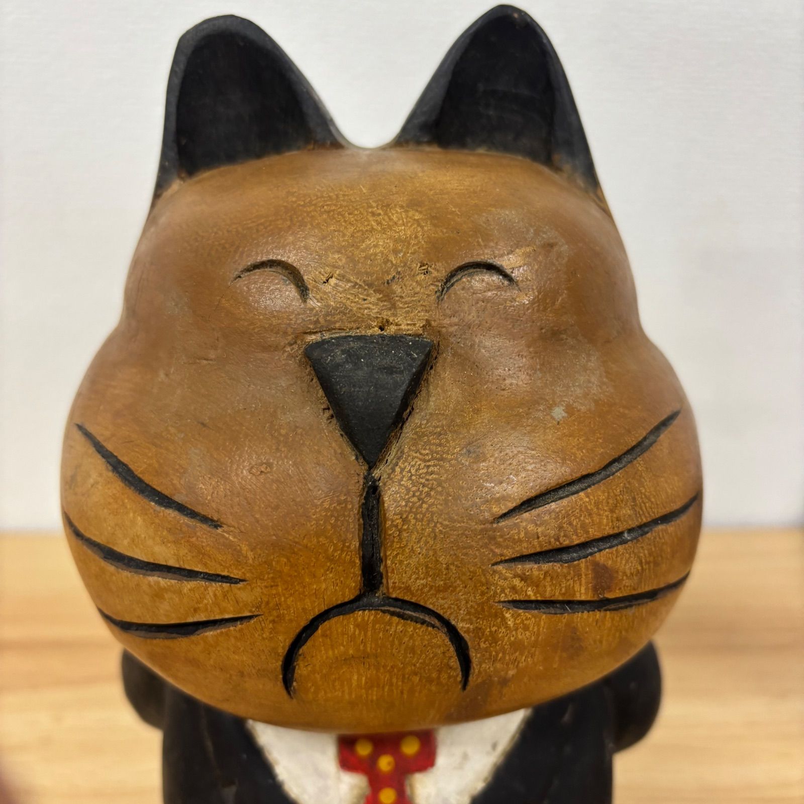 タイ製 木彫り 猫 置物 スーツ ネコ インテリア オブジェ 飾り