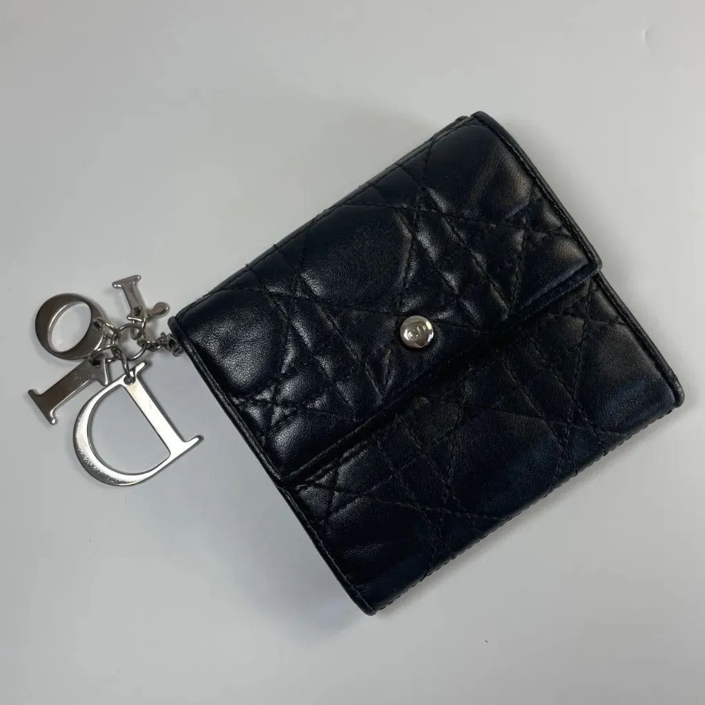 Christian Dior/クリスチャンディオール、三つ折り財布、レディディオール.ロータスウォレット、カナージュラムスキン、ブラック　.A28
