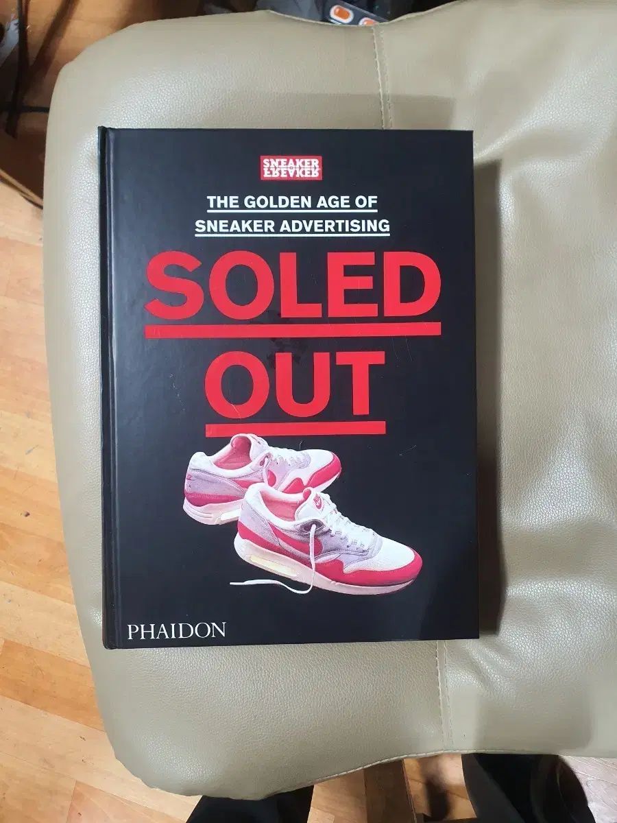 PHaidon スニーカー 広告 ゴー soled out 書籍