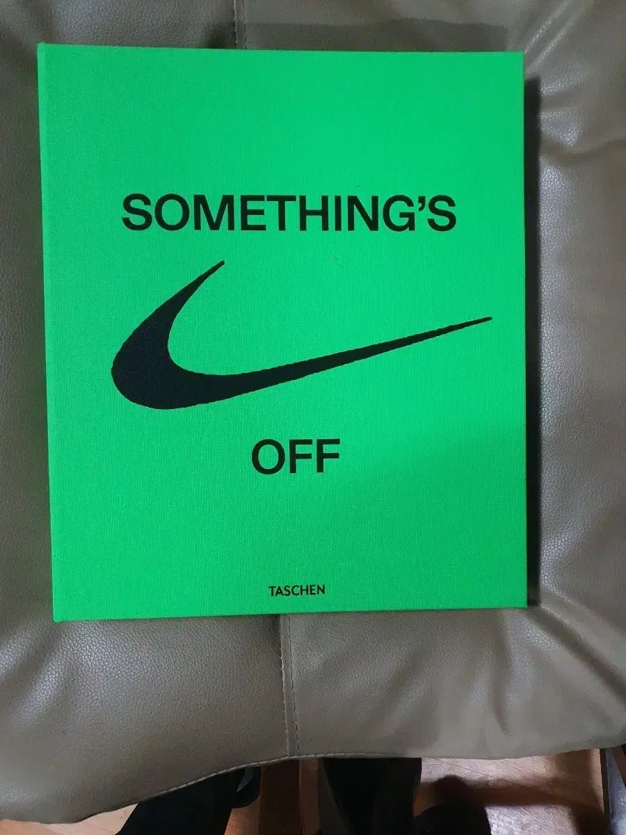 NIKE「Something's Off」タッシェン 緑の本