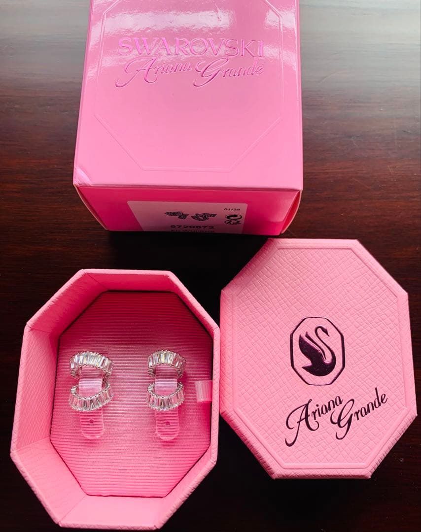 ほぼ新品スワロフスキーAriana Grande xSwarovskiイヤーカフ