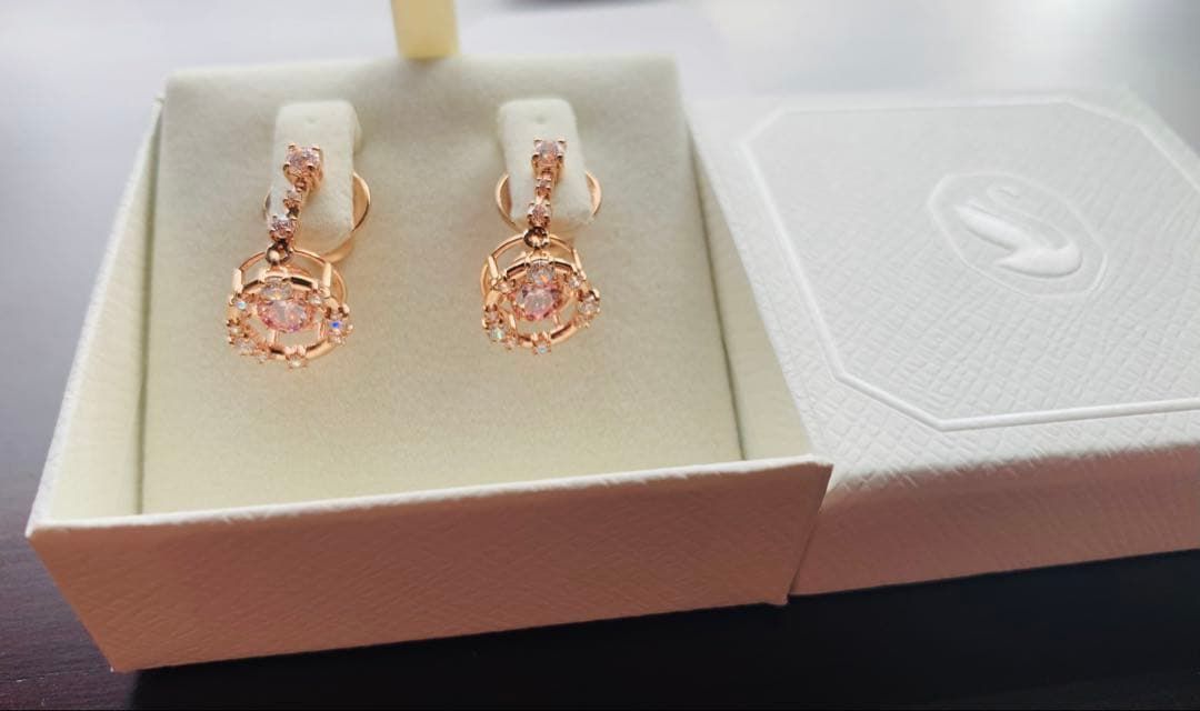新品　スワロフスキーSwarovski Constella ドロップピアス