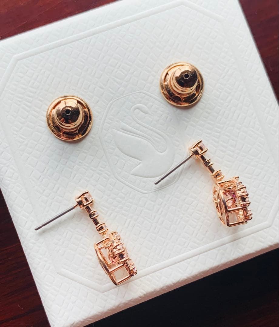 新品　スワロフスキーSwarovski Constella ドロップピアス