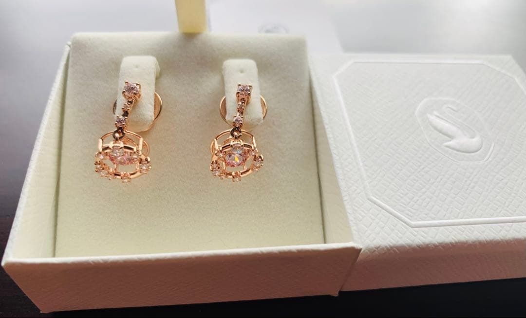 新品　スワロフスキーSwarovski Constella ドロップピアス